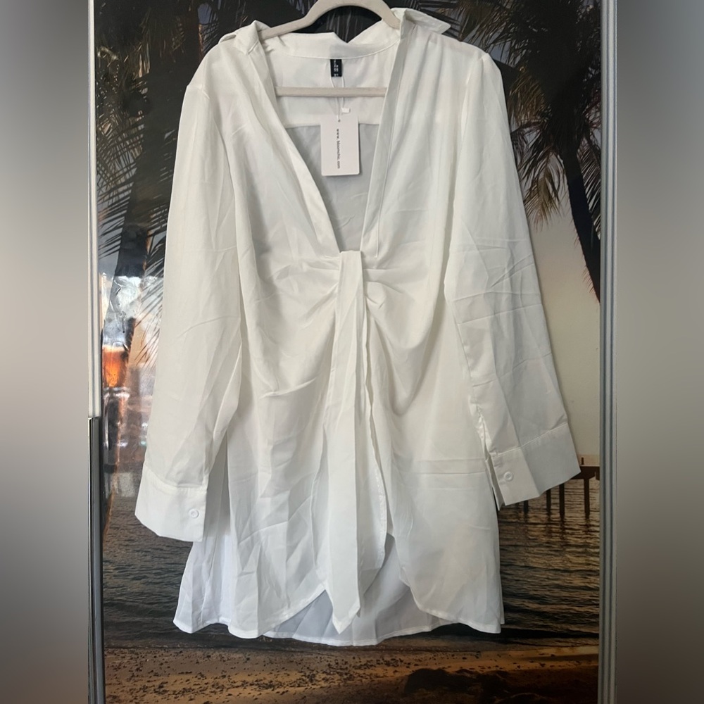 Chic white button up - Picture 2 of 2